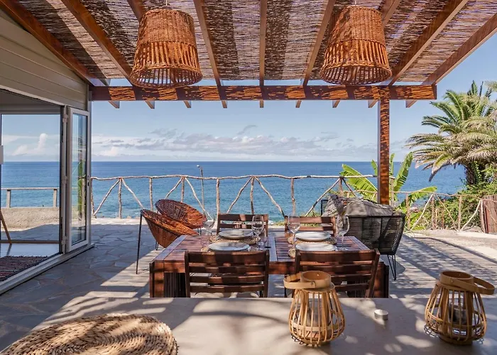 Casa Da Rocha De Baixo By An Island